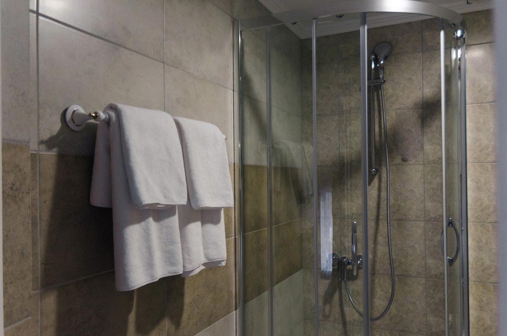 Sarok zuhanykabin akár tolóajtóval a helytakarékos berendezéshez
