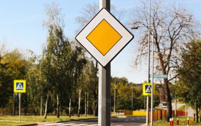 Modern technológia a lemez mögött – Miért fontos a kiváló KRESZ tábla?